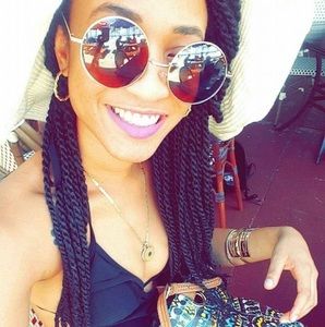 Meet your Posher, Simone